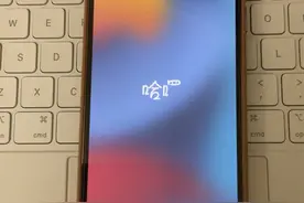 苹果 iOS 15 重新设计 iPhone 激活界面：毛玻璃 + 手写字图片