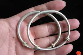 宝宝上幼儿园“银镯”丢了，家长执意搜身，老师直言：敢搜就劝退图片