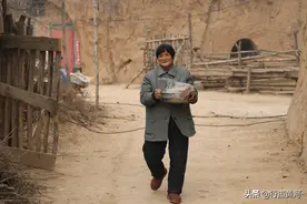 农村7旬大妈端出一盆稀罕美食待客，她说在城里就是有钱也吃不上图片