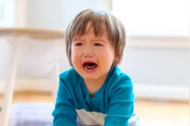 两岁小孩一点小事就打滚大哭，讲道理不听，不理继续滚，怎么破？图片