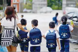 学校门口家长成堆，大学教授：接送孩子是毁孩子！家长不同意了图片