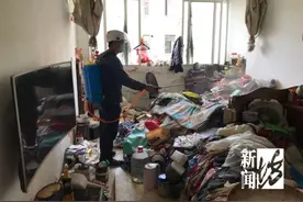 沪一老人和老鼠同吃同住！整个小区提心吊胆：消杀了近百只，还有活的图片