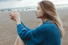 女人对男人心动时，常常会有七种表现也是暗示，藏不住图片