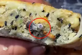 江苏一男子吃月饼被咯到牙，翻开月饼馅仔细一看乐坏了：一枚戒指图片
