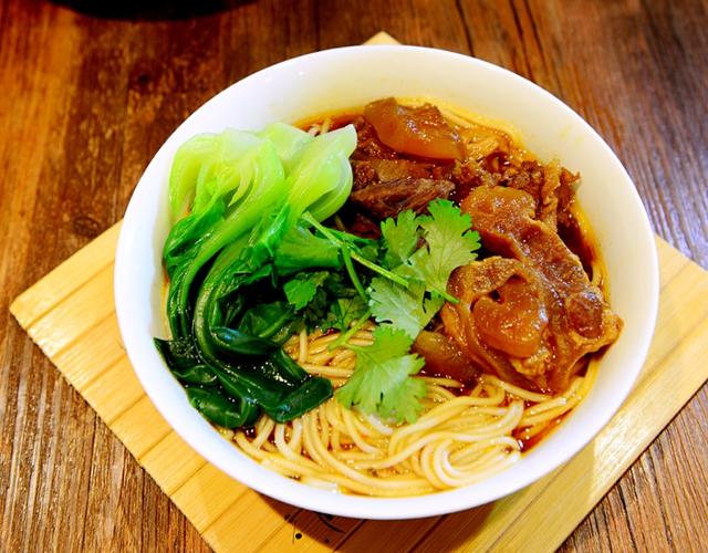 让人费解的牛肉面做法，用料和做法太讲究，一碗卖100也不过分