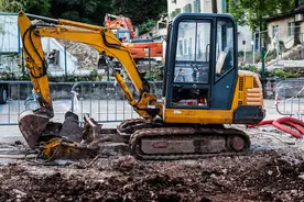 为泄愤，上犹一男子蓄意毁坏他人挖机，造成近万元损失！图片