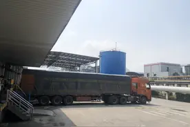 购买二手重型半挂牵引车突被扣押，车主激烈反对，桂林执行干警耐心解释化疑虑图片