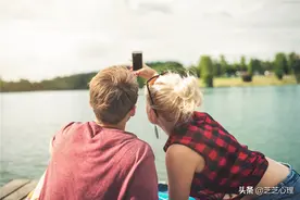 心理学：女性触碰男性身体是什么心理？触碰哪里是好感？哪里不是图片