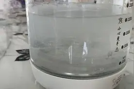 闹心！这个小区居民家里直饮水现漂浮物，有怪味图片