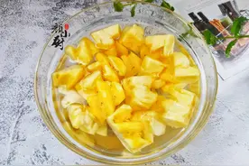 吃菠萝用冷盐水泡就错了，老果农教你正确吃法，菠萝不涩还倍儿甜图片