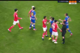 暴脾气一个！韦世豪顶牛高天意锁喉，后者倒地不起骗到黄牌图片