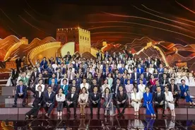 100多位主持人大型合影：董卿占C位，汪涵在一旁，你认识几位图片