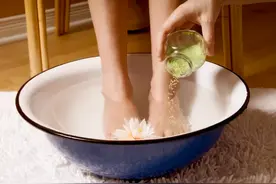 有脚气，抠完脚再摸丁丁，会传染吗？图片