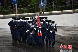五星红旗扛上肩膀！香港五大纪律部队集体加入中式步操图片
