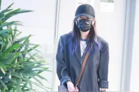 45岁的赵薇真会扮潮，“上松下松”不仅不显胖，反而舒适又时髦图片