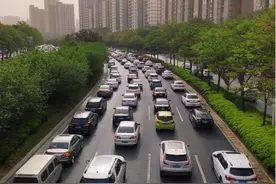 怎治“郑堵”？每天有400万辆汽车、400万电动车，穿行4282个道口图片