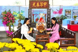越南传统春节习俗：包粽子，写对联，捏糖人图片
