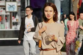 街拍：系一条腰带的秋装美女图片