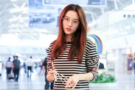 宋祖儿穿着条纹小裙子尽显活力，搭配带框眼镜落落大方图片