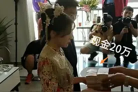 云南：一场婚礼正在进行，新娘父亲百万陪嫁下，新郎跪地一脸羞涩图片