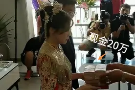 云南：一场婚礼正在进行，新娘父亲百万陪嫁下，新郎跪地一脸羞涩图片