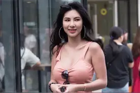 橘粉色吊带衫搭配蓝色牛仔裤，活力满满，尽显时尚辣妈的迷人魅力图片
