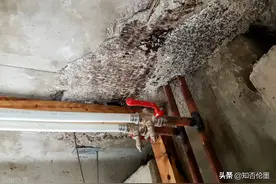 农村“屋顶漏水”，可以通过铺设“瓷砖”来解决？怎样做才合适？图片