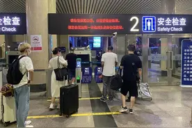 郑州火车站现场直击：今晚9点，旅客戴口罩、扫码、测温后可正常进站乘车图片
