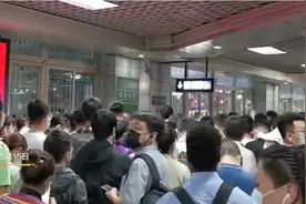 北京地铁一号线王府井站设备故障，四惠东站滞留大量乘客图片