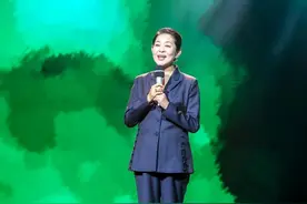 61岁倪萍再登台，一身西装模样飒，回忆姥姥几度哽咽闪泪光图片