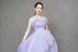 吉娜终于放弃大浓妆，一袭紫裙淡妆出镜太温婉，朗朗高攀了图片