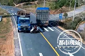 惊险！摩托车驾驶员随意掉头被撞伤，交警认定承担同等责任图片