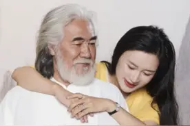 老夫少妻的尴尬！王刚儿子和孙子同龄，张纪中体力跟不上生猛娇妻图片