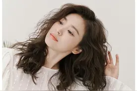 宋慧乔终于换发型，羊毛卷搭配白衬衫利落随性，减龄又有活力感图片