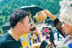 去旅游时，有位游客不听劝，喝了苗族姑娘给的酒，最后“尴尬”了图片