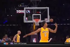 NBA五大囧时刻，各路球星纷纷上榜！无所不能的詹姆斯被鞋带难倒图片