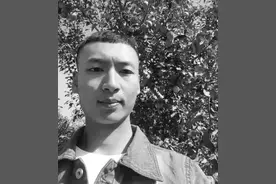 烈士肖思远的母亲对那位姑娘说：“别等了，好好过以后的日子！”图片