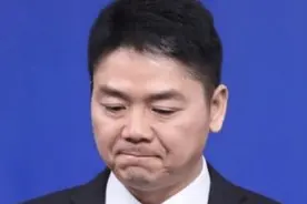 4位大佬的特殊嗜好：马化腾爱抽烟，董明珠好赌，雷军让人憋笑图片