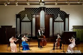 悠扬琴声驱寒意，优美旋律暖如春图片