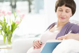 孩子对妈妈的爱，从胎儿时期就开始了，你能感受到哪些？图片