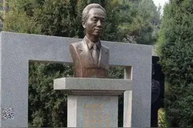 罗京去世11年，妻子改嫁富商儿子长大成人，唯独墓地铜像陪伴着他图片