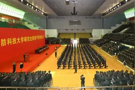 荣光时刻！国防科技大学2000余名直读研究生授衔图片