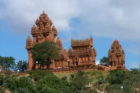 越南旅游偶遇美女，夜晚化身女摩的，网友：老司机飙车就是刺激图片