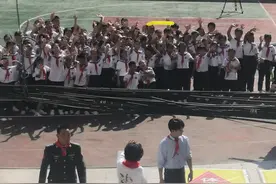 千玺去学校被女同学围住，摄影师手滑关美颜，网友：颜值真实了图片