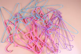 衣架太多太乱又难收纳！教你一招，衣架不仅整齐，拿取还方便视频封面