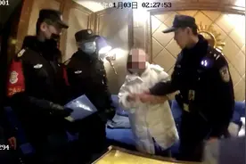 女子大闹朋友聚会，一言不合就开撕，还一脚踹向民警…图片