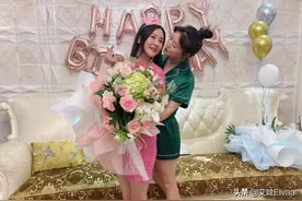 田海蓉姐妹罕见同框，姐妹似烙饼公用一张脸，姐姐穿睡衣高半个头图片