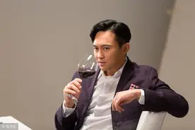 哥哥们消防直播唱红歌，张智霖唱的声情并茂，陈小春跟不上节奏图片