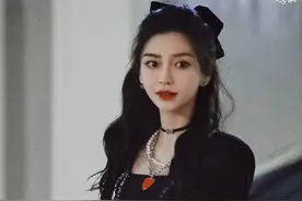 Baby在逃公主造型绝了！短裙配长筒袜超甜美，生图也能打图片