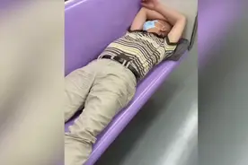 大快人心！男子上海地铁霸座脱鞋横躺，被乘客拎鞋下车，扔进垃圾桶图片